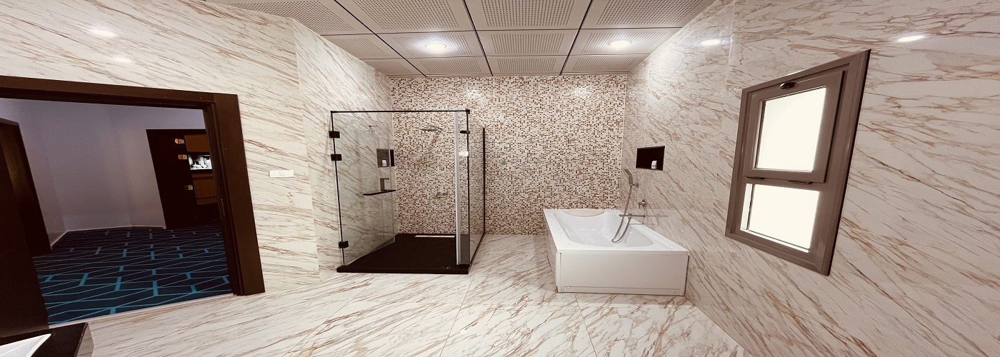 غرفة فندقية مطلة على البحر في منتجع التلال السياحي