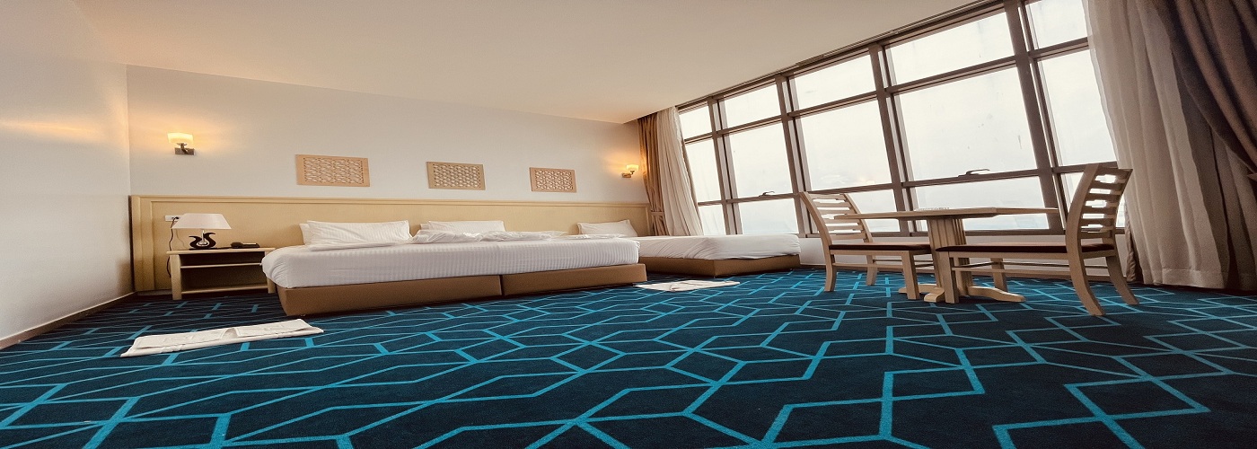 غرفة فندقية مطلة على البحر في منتجع التلال السياحي