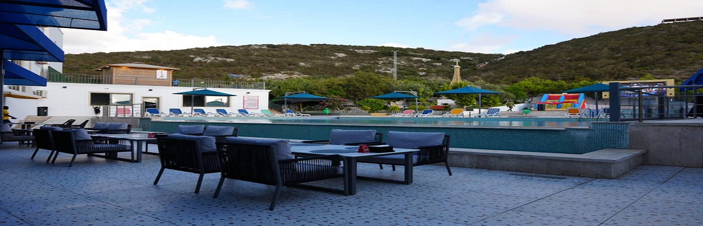 حمام سباحة فاخر مطل على البحر في منتجع التلال السياحي