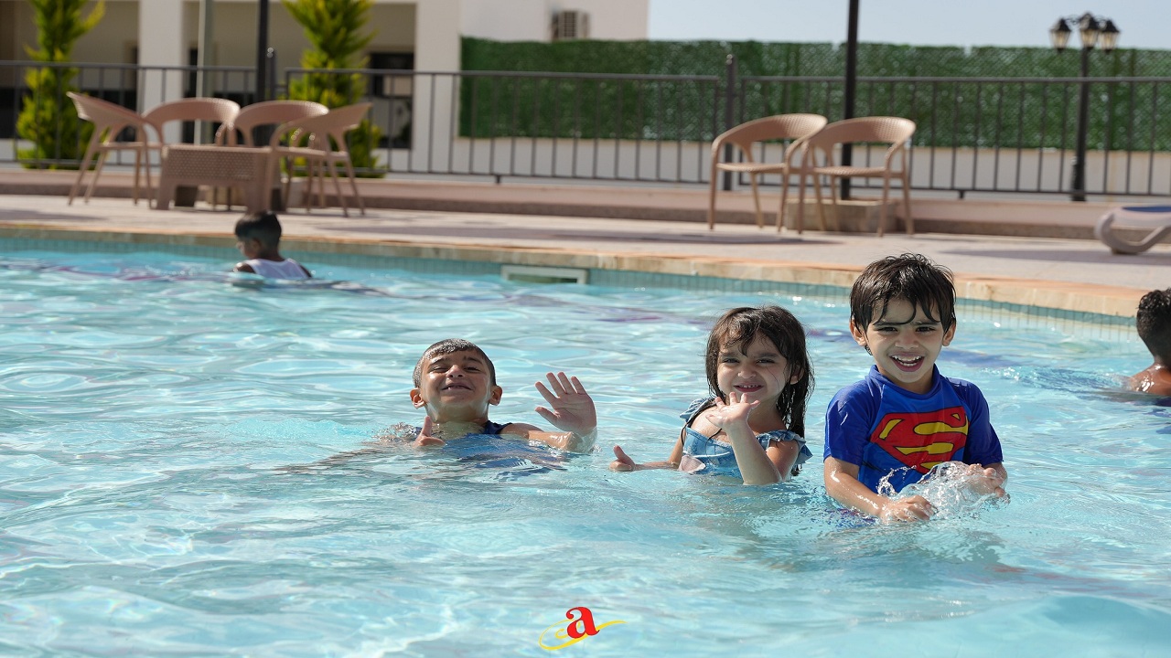 حمام سباحة للأطفال مع ألعاب مائية ممتعة وآمنة