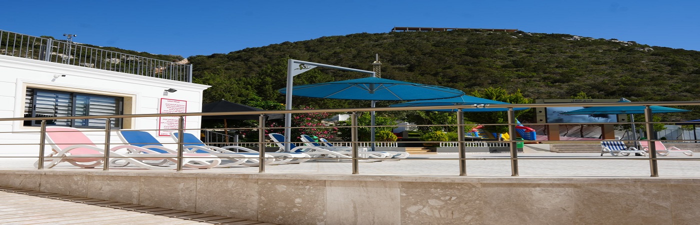 حمام سباحة فاخر مطل على البحر في منتجع التلال السياحي